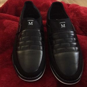 Men’s black slides